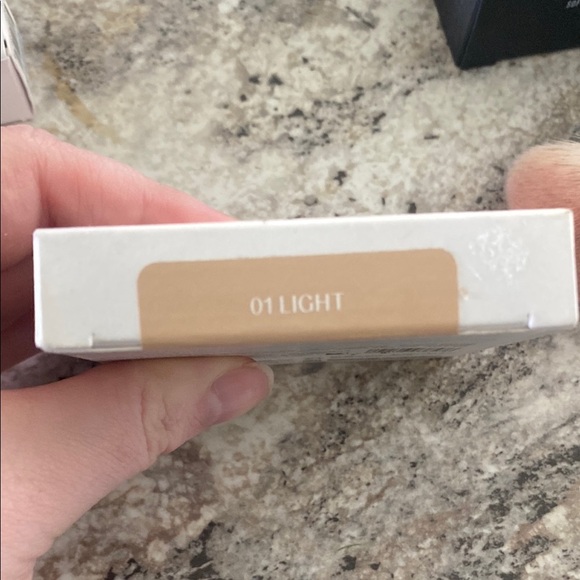 Huda Beauty GloWish Soft Radiance Bronzing Powder - Picture 3 of 4